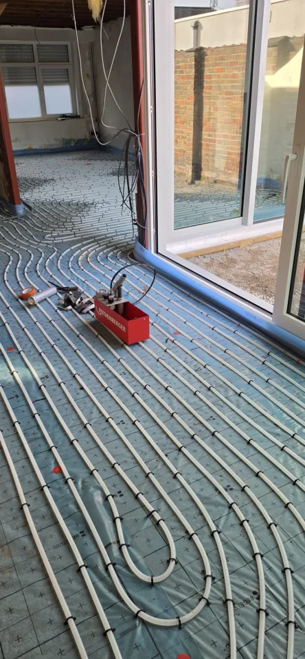 Vloerverwarming in de living tijdens de renovatie in Damme